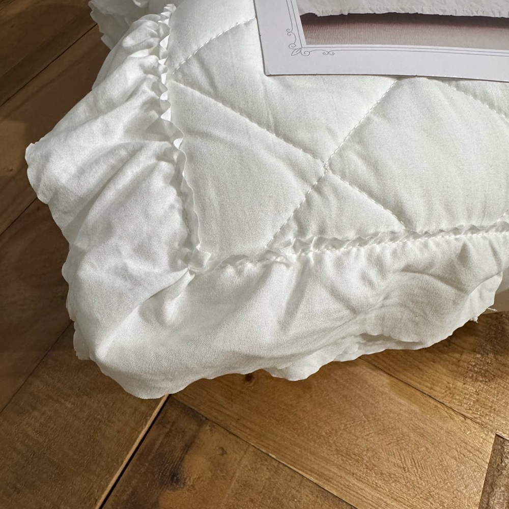 Armoire Collection Full/ Queen Ruffle Quilt White - Picture 6 of 7